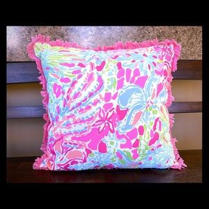 Lilly Pulitzer in/outdoor reversible pillow. EUC